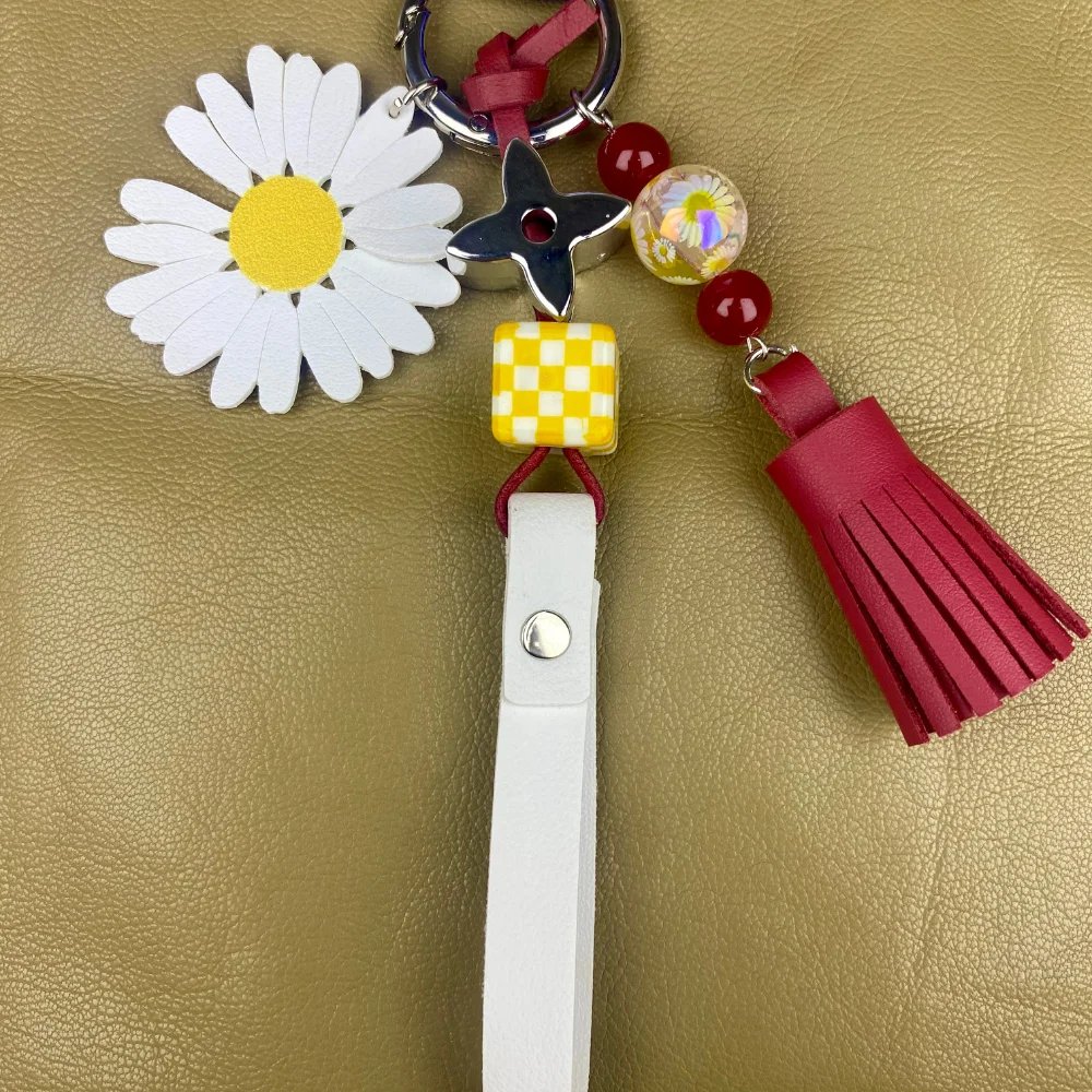 سلسلة مفاتيح ديزي جلدية مع سحر البرسيم الفضي وشرابة، إكسسوار حقيبة زهور أنيقة للمفاتيح والمحفظة والهدايا من جلد البولي يوريثان