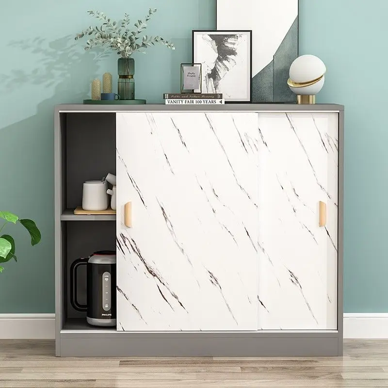 Mueble de balcón con puerta corredera, ventanal con protector solar, taquilla