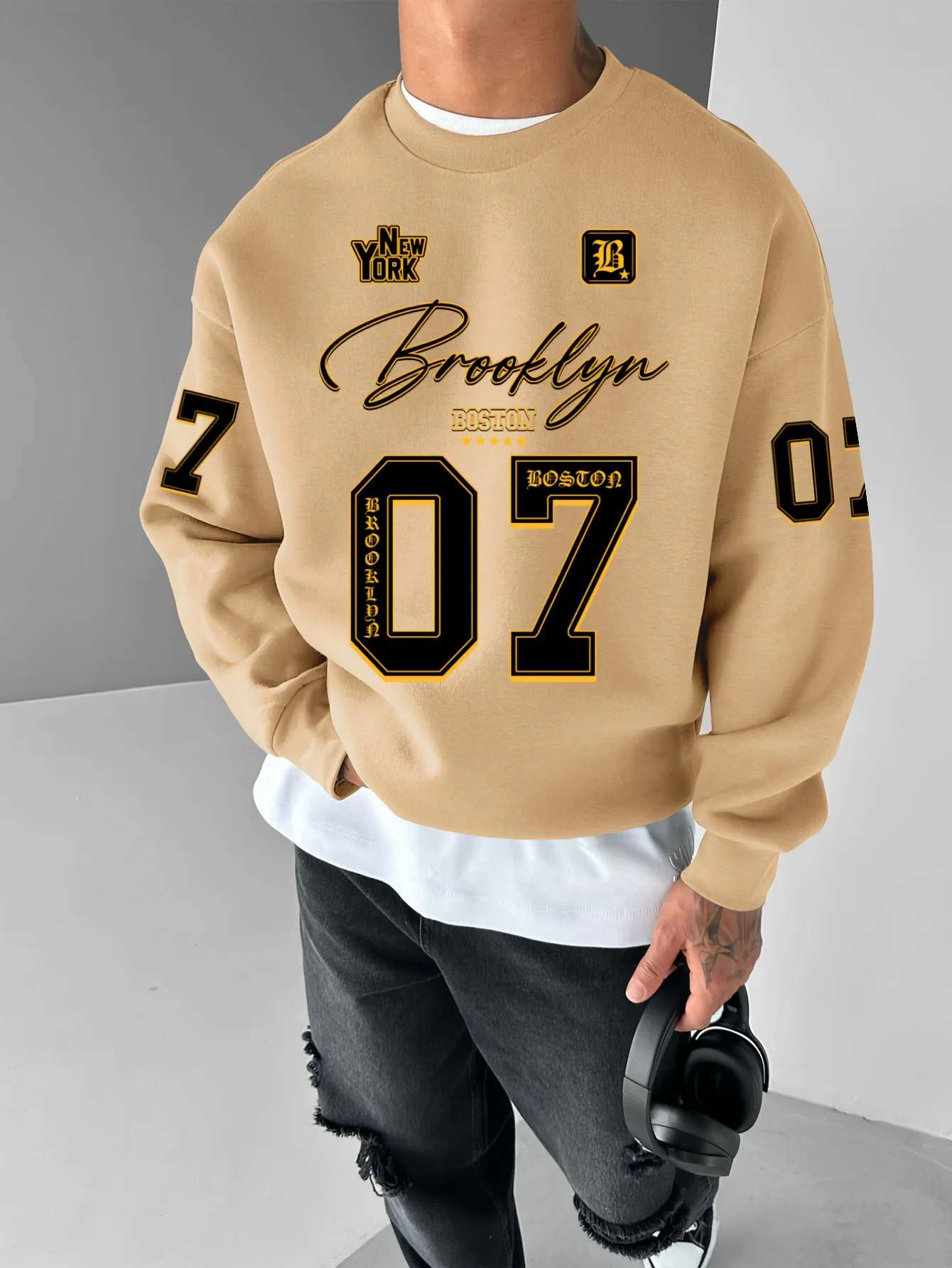 The new men's round-neck hoodie for Spring and Autumn 2025 features a casual and fashionable 3D digital pattern print