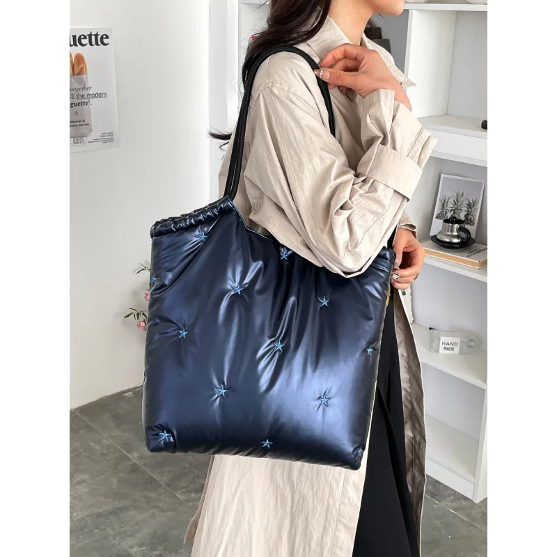 

Large-capacity women's new winter bag2026New star-patterned padded commuter bag down jacket silver quilted tote bag