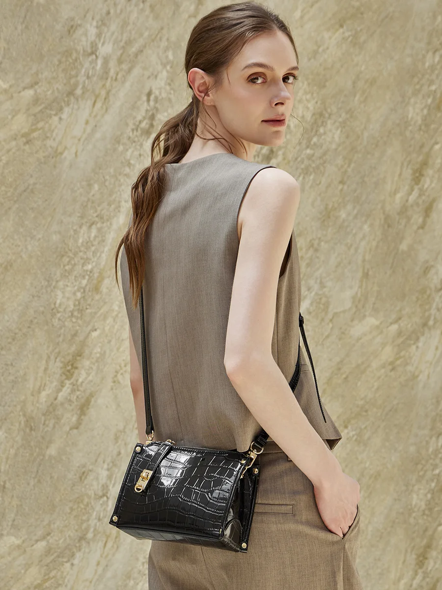 Aidrani Crocodile Embossed Cowhide Crossbody Bag, Glossy Patent Women Purse, Metal Lock Zipper Shoulder Handbag for Daily Wear