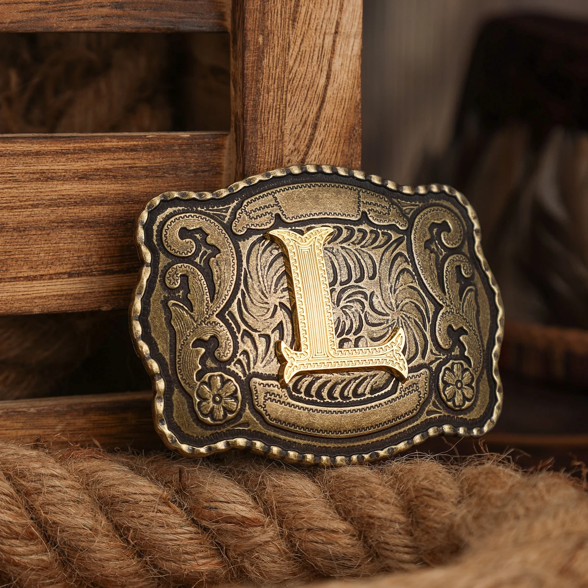 Eine Gürtelschnalle im Western-Stil, aus Metall, mit einer Retro-Gürtelschnalle und einer einzelnen Schnalle mit geprägten Buchstaben. – Detail 13