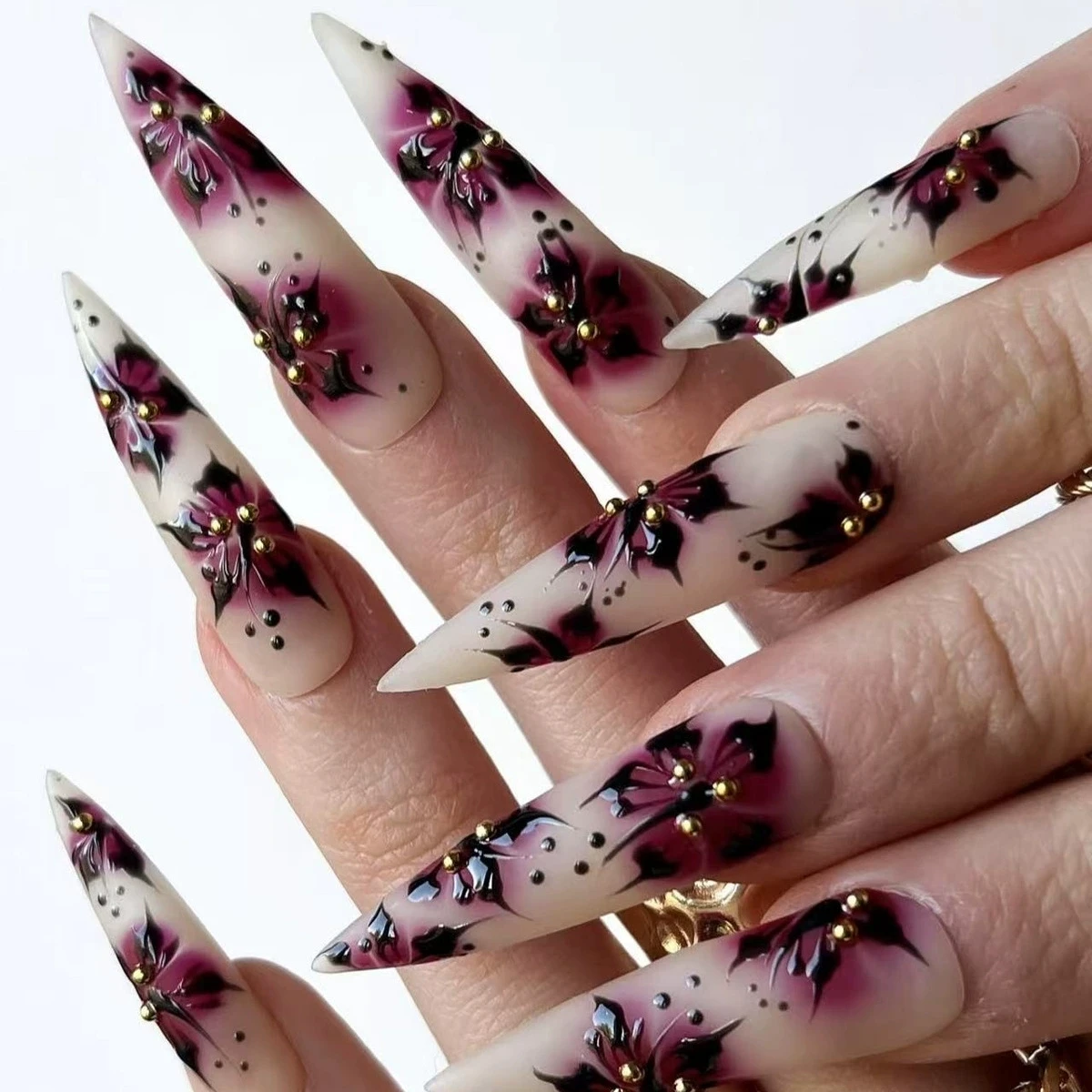 24 stuks donkere bloemen nepnagels druk op acrylnagels draagbaar mode lange stiletto matte kunstnagels 3D gouden kraal decor amandel