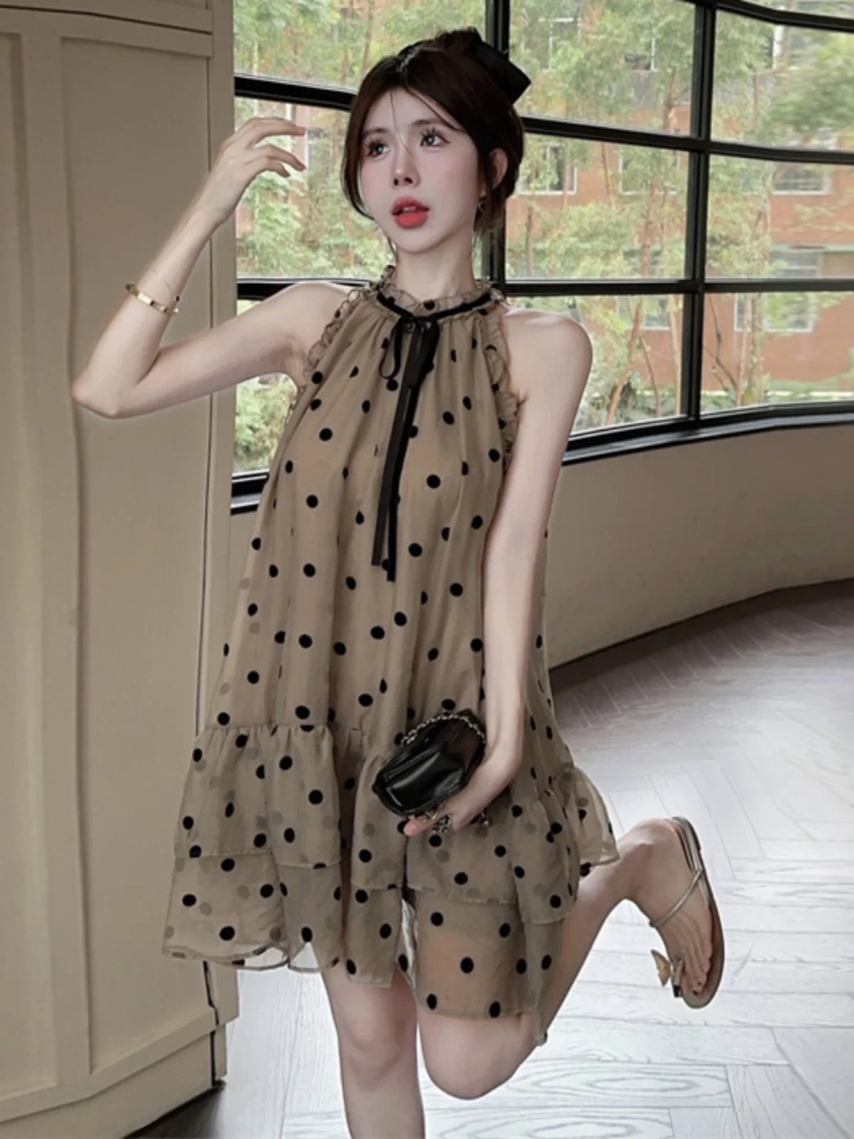 Mini vestito estivo da donna con volant e design a pois vintage con fiocco e gonna a trapezio corta da spiaggia casual allentata in chiffon marrone