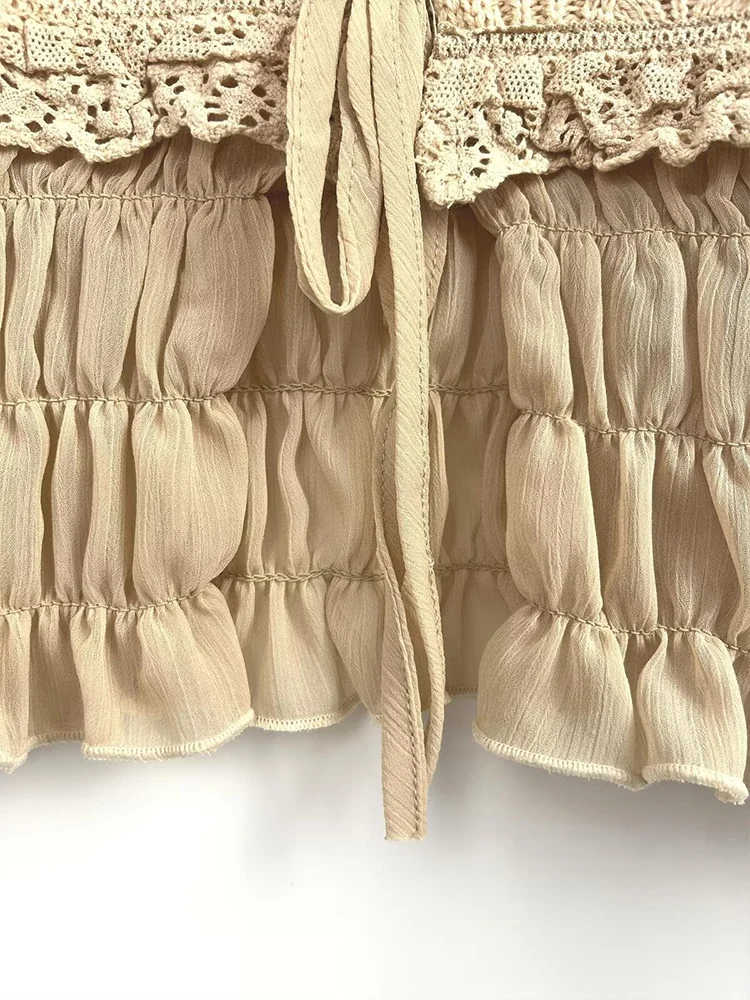 Europejskie i amerykańskie trendy jesiennej kolekcji damskiej: dzianinowy kardigan z krótkim rękawem, dekoltem w serek, sznurowaniem i łączonych elementów.