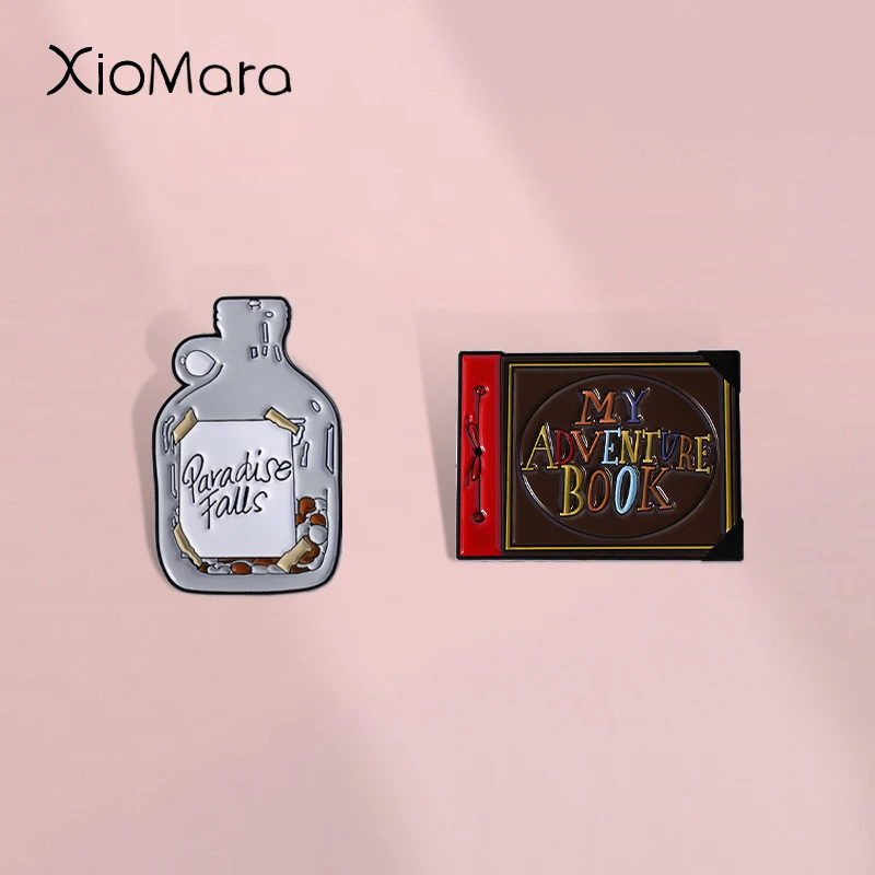 Abenteuer Glasflasche und Buch Emaille Pin Charakter aus Cartoon Animation Filme Brosche Revers Hemd Abzeichen Schmuck Geschenk für Kind