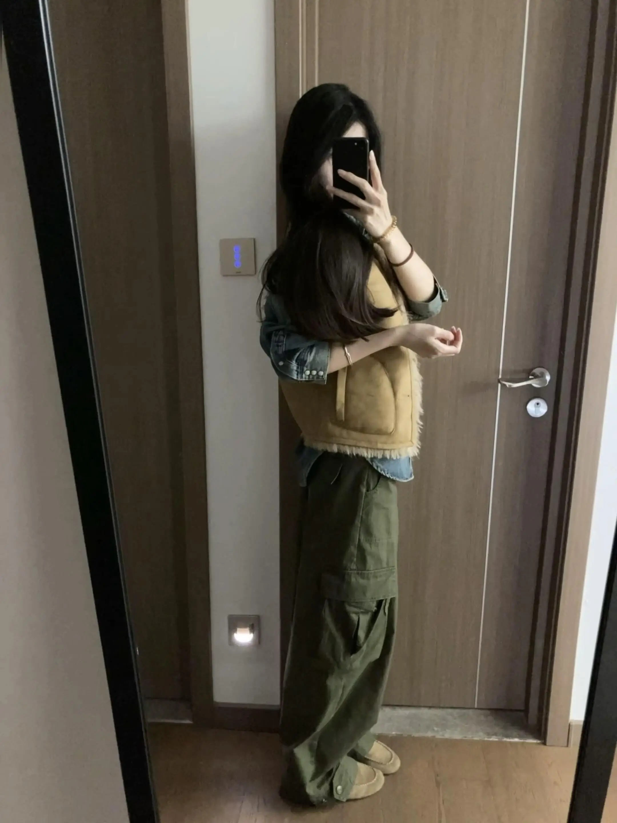 Koreańska Kamizelka z Futra Jagnięcego w Stylu Retro, Uniwersalna, Damska, Jesienno-Zimowa, Nowa Moda, Odzież Wierzchnia, Top, Modny Krój, Długość do Połowy Uda, Dekolt w Serek, Pojedyncza...