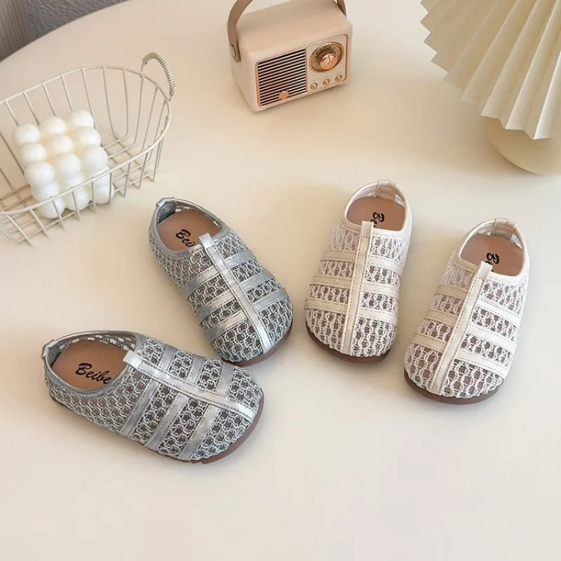 

Пляжные сандалии для девочек в повседневном стиле, новинка лета 2026, модный корейский дизайн, мягкая подошва с противоскользящим покрытием.