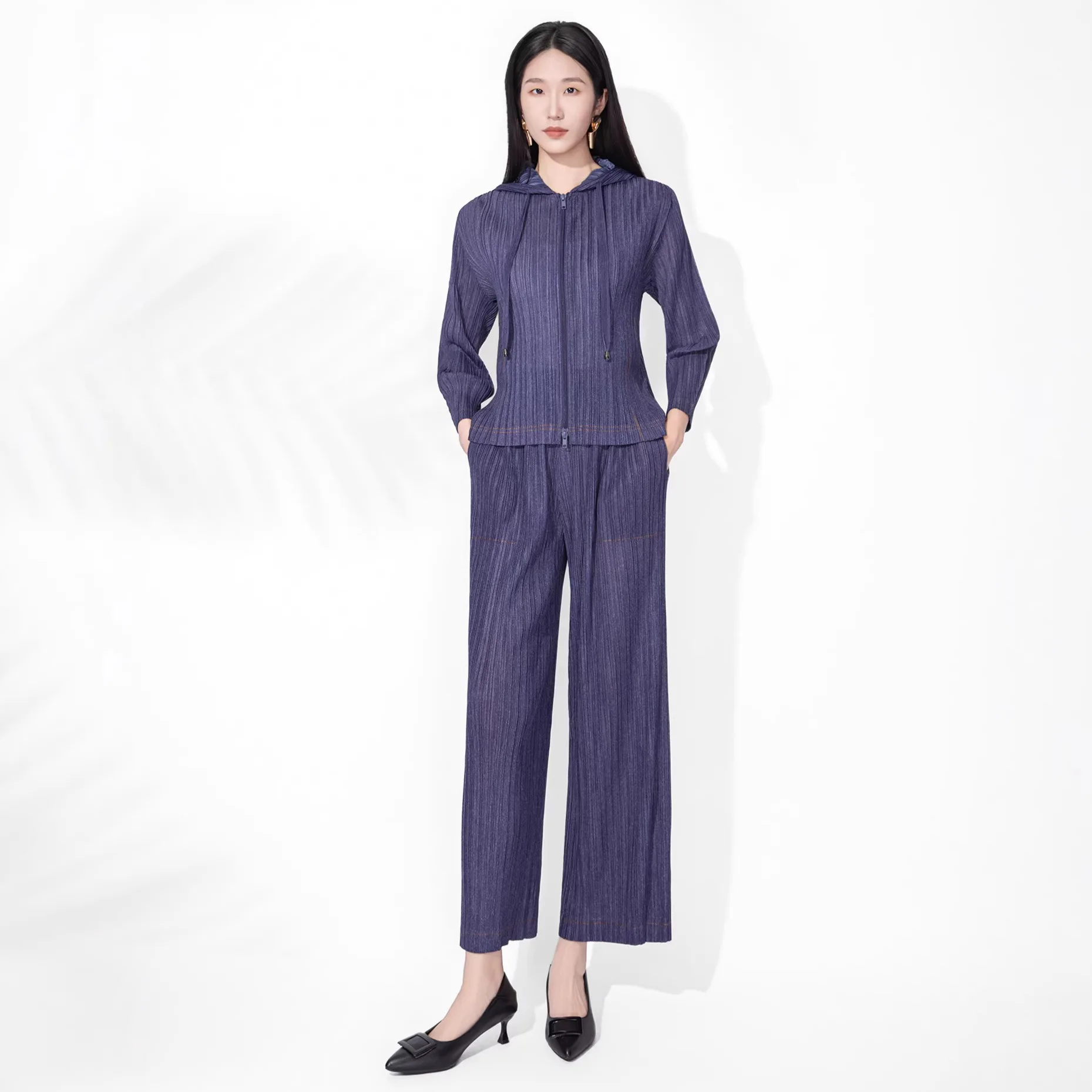 

Костюм с плиссированными брюками Miyake для женщин, новинка 2026 года: высококачественный джинсовый синий топ с капюшоном на молнии + широкие брюки для повседневной носки, комплект из двух предметов