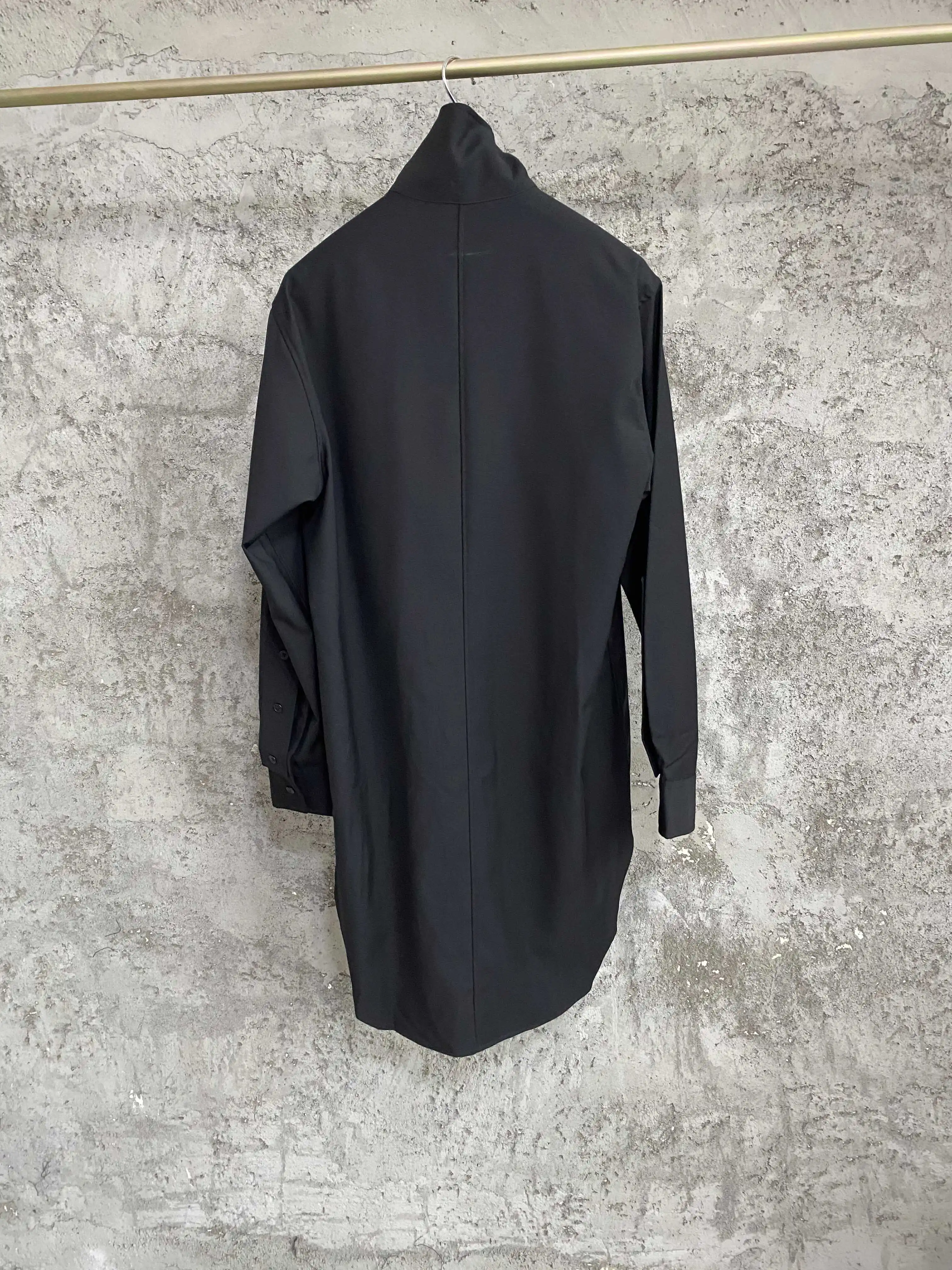 The front short and back long silk sleeves are adjustable. The shirt has a design sense. The collar is single-breasted and the s