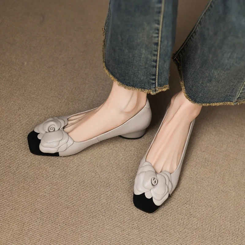 Zapatos de mujer versátiles con tacón de gatito francés, bloque de Color, Camelia, verano 2025, nuevo tacón de bloque, boca poco profunda