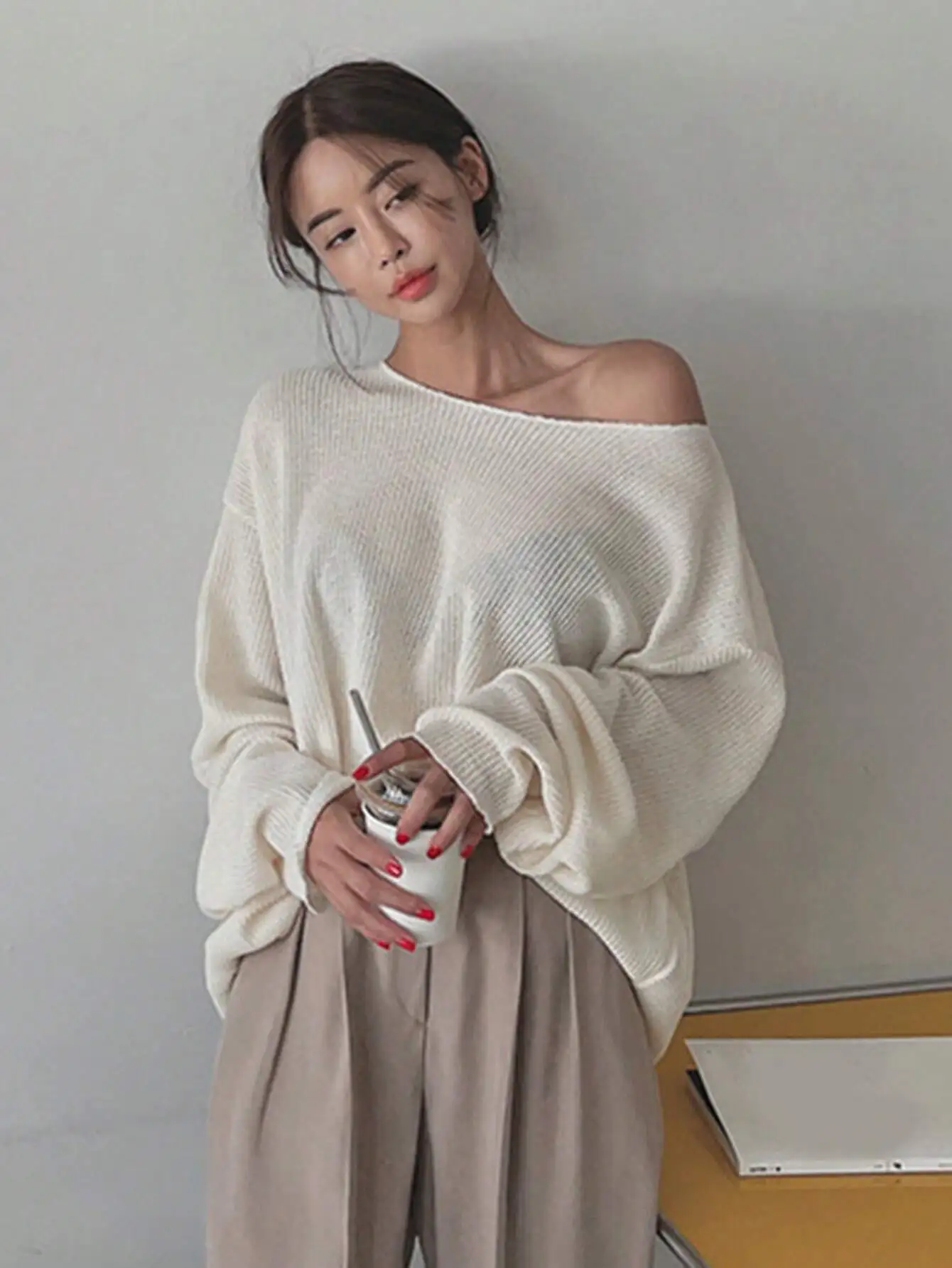 

Женский вязаный свитер с открытыми плечами и длинными рукавами, свободный крой, осенний топ для повседневной носки