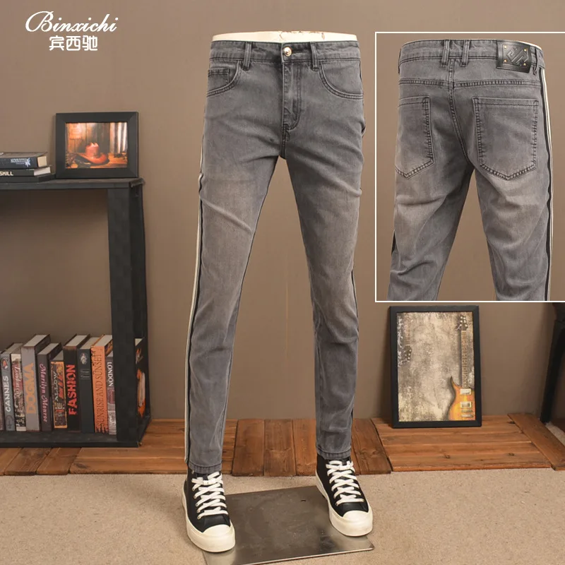 Celana jeans pria 2025 model baru trendi high-end elastis potongan ramping dengan hiasan pita rajutan bergaris