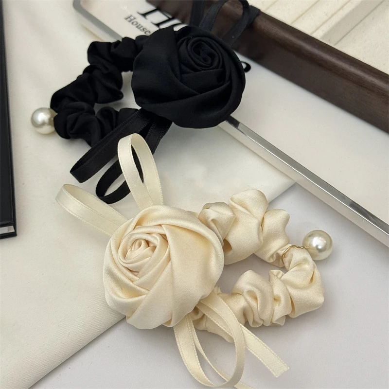 Neue französische Blumen-Haarbänder, Haargummis aus Satin mit Rosen, elegante Scrunchies für Damen, koreanischer Stil, Kopfbedeckungen, Haar-Accessoires
