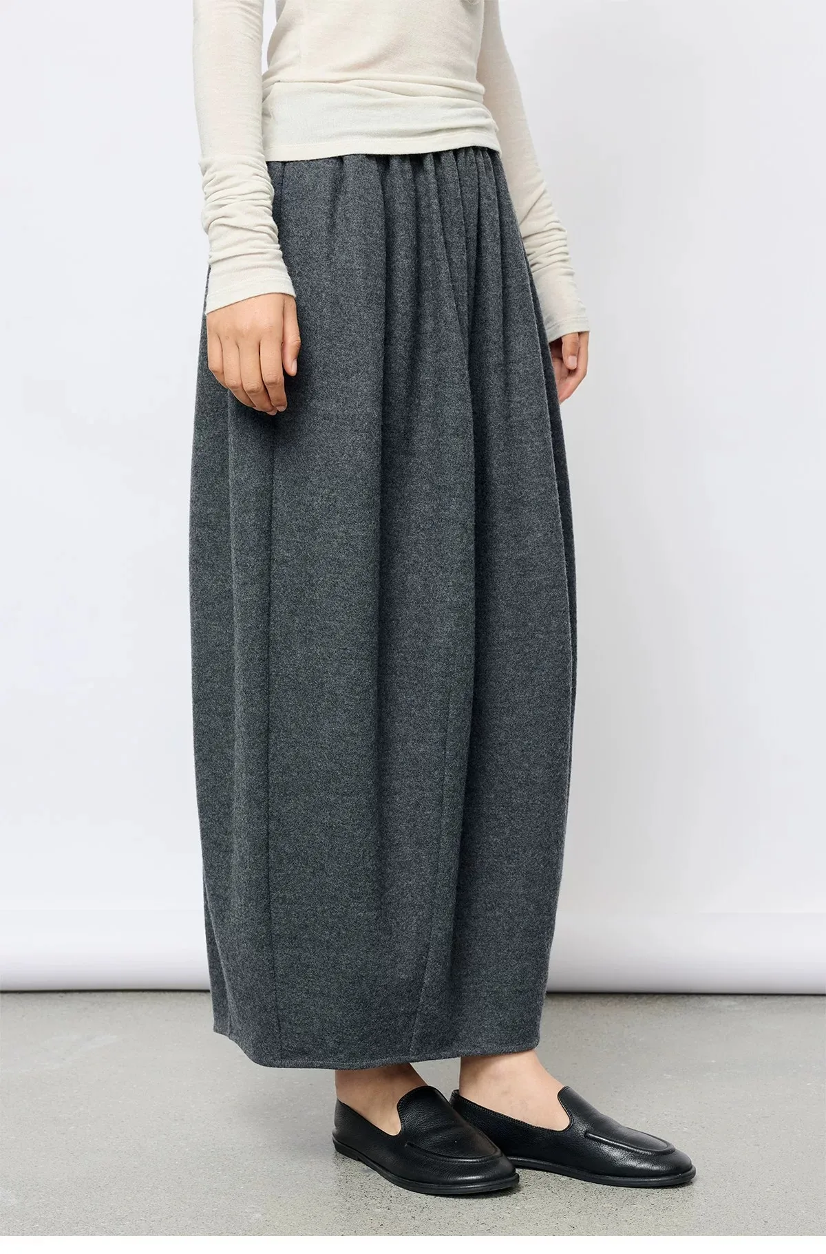 100% Wool Three-Dimensional Cut Flower Bud Skirt, Designed with a Relaxed and Lazy Style, New Model for Women in the Fall/Winter 2026 Season