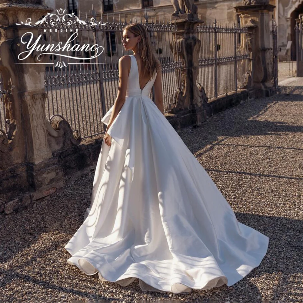 YunShang Maßgeschneidertes Brautkleid in A-Linie mit Spaghettiträgern, Sweep-Zug, Fleck, rückenfrei, ärmellos, Rüschen, V-Ausschnitt, schlicht, elegant