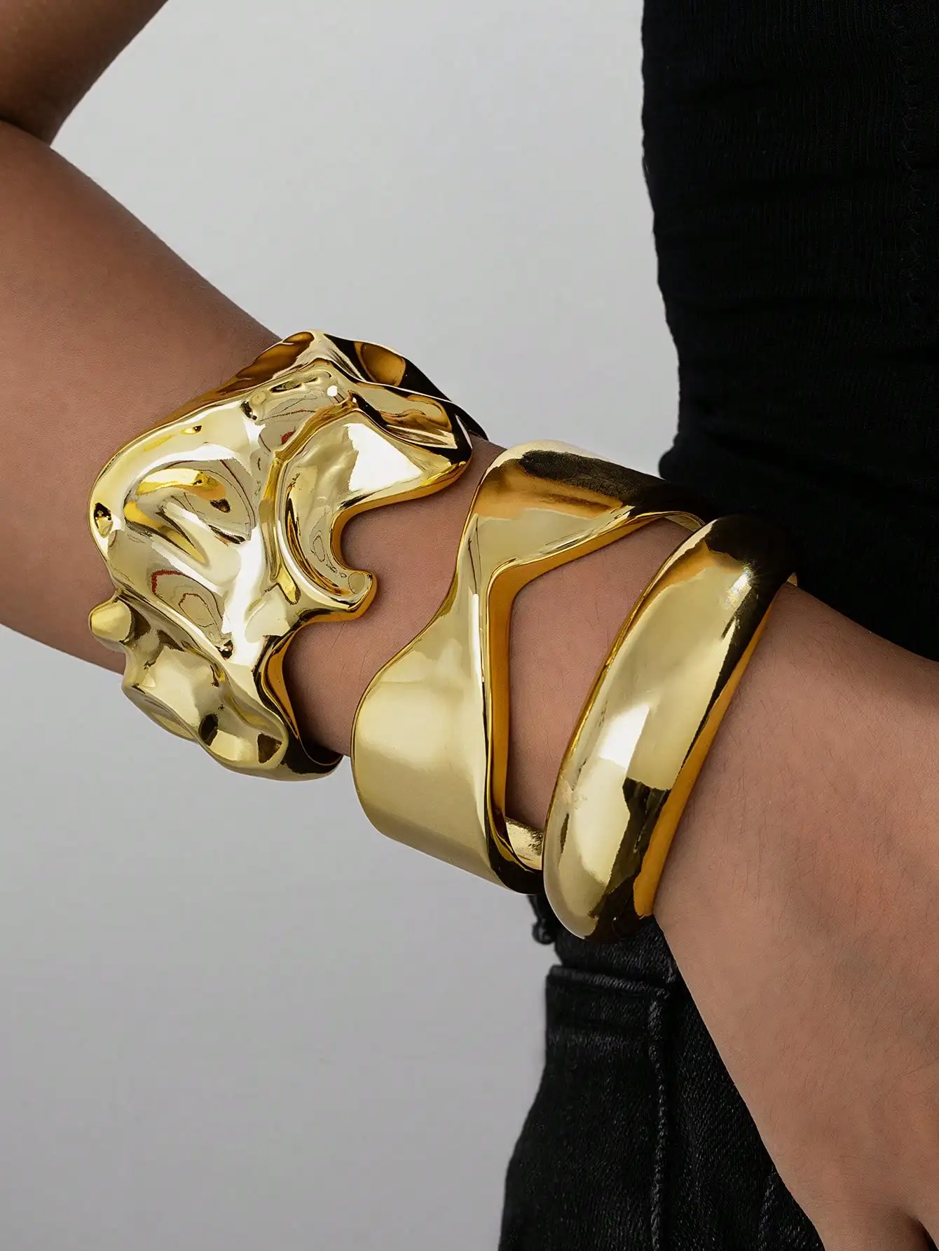 

Набор из 3-х широких браслетов с геометрическим скульптурным дизайном в золотистом цвете для женщин