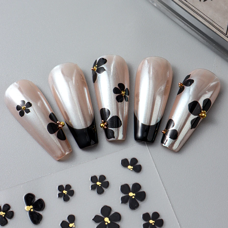2 pezzi di fiori bianchi neri adesivi per nail art 3D decalcomanie ciondoli fiori semplici decorazioni per unghie con perline dorate carine accessori per manicure