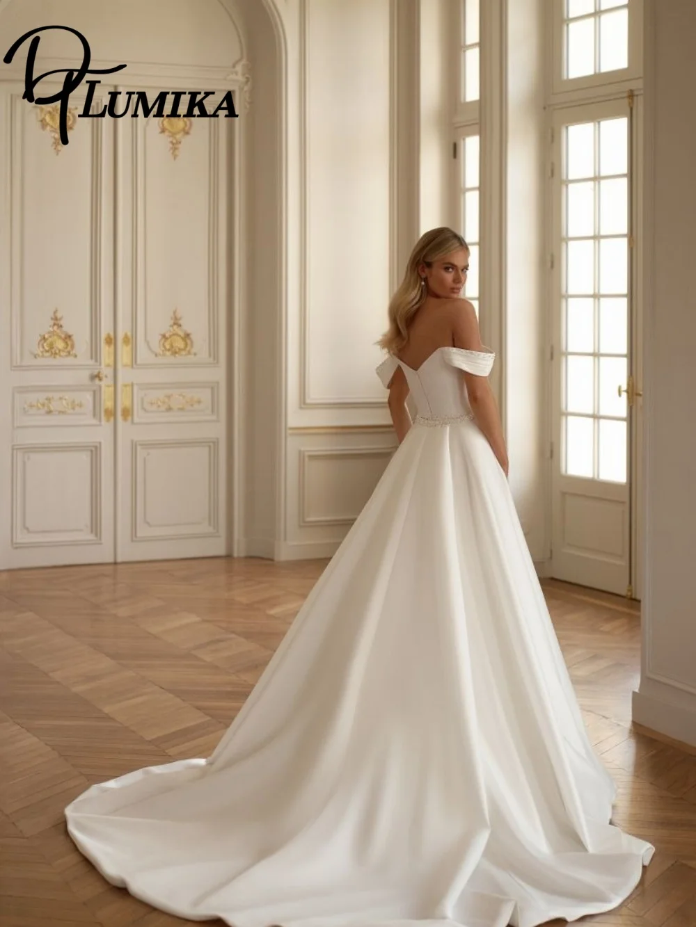 Squisito abito da sposa a sirena, elegante abito da sposa con spalle scoperte, grazioso abito da sposa lungo fino al pavimento in raso con applicazioni