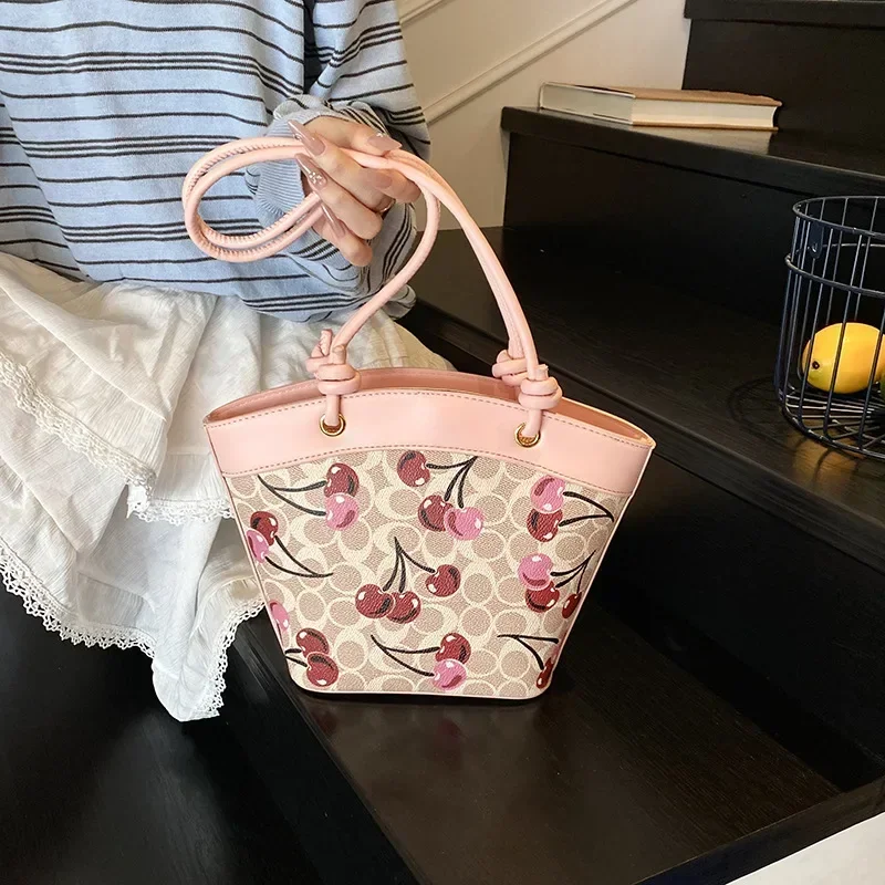 

2025 Новая большая сумка люксового бренда | Классический узор с монограммой и детали банта | Многосторонняя женская модная сумка