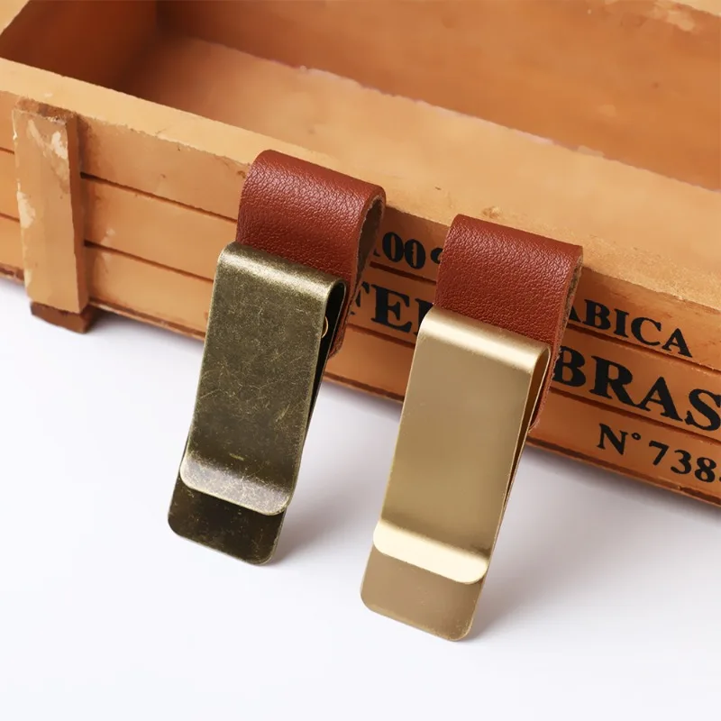 1ชิ้นที่ใส่ปากกาหนังทำจากทองเหลืองคลิปดินสอคลิปวินเทจโน้ตบุ๊คโคนมที่ใส่ปากกาคลิปบันทึกทรงหลวมใบเกลียว