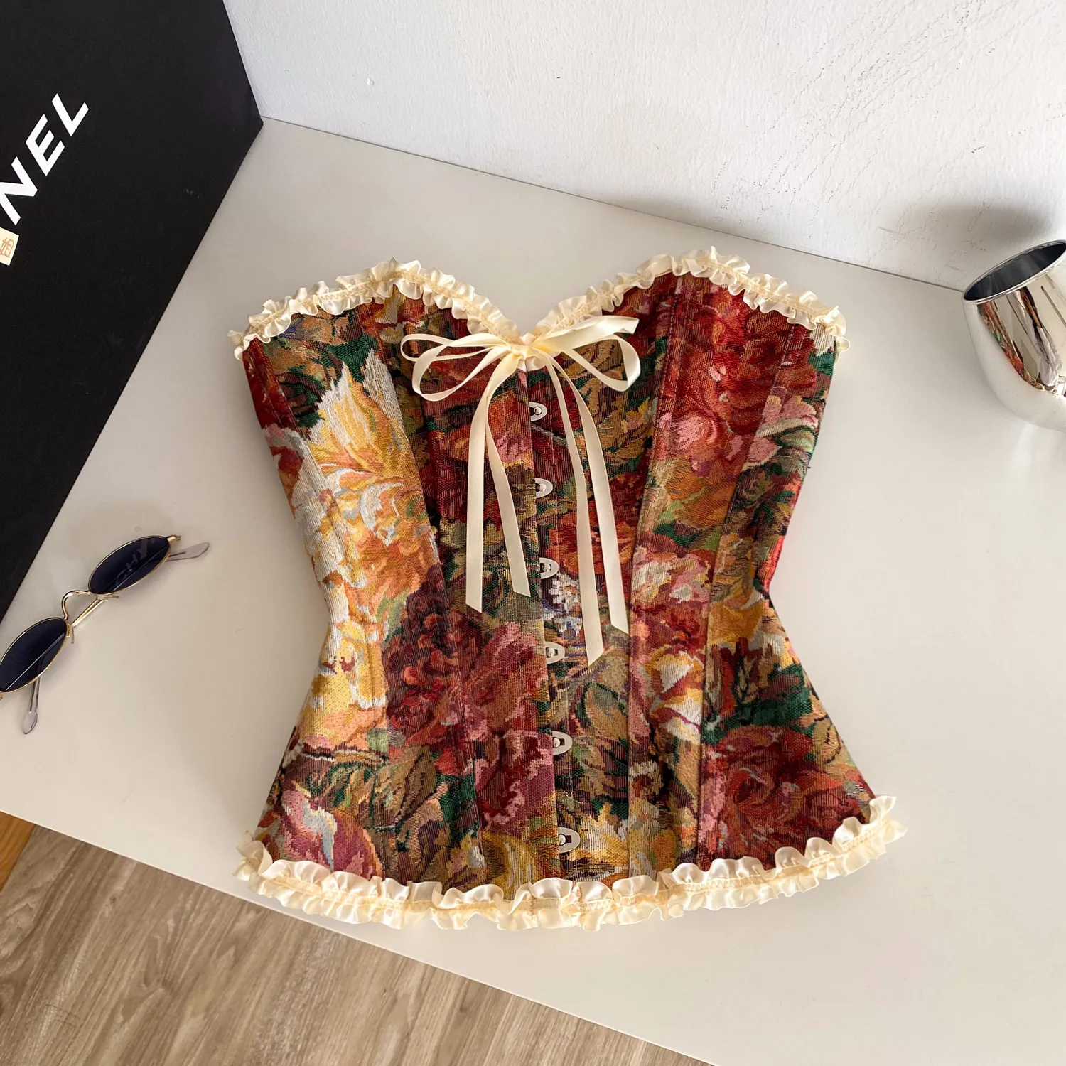 

Женская винтажная блузка Clothland с цветочным принтом в стиле масляной живописи, без бретелек, без рукавов, на шнуровке, с рюшами, ретро, облегающая, сексуальная, WA445