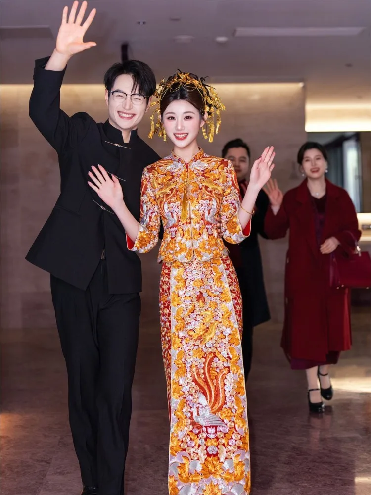 The in golden wedding gown and dragon phoenix go out to pick up
