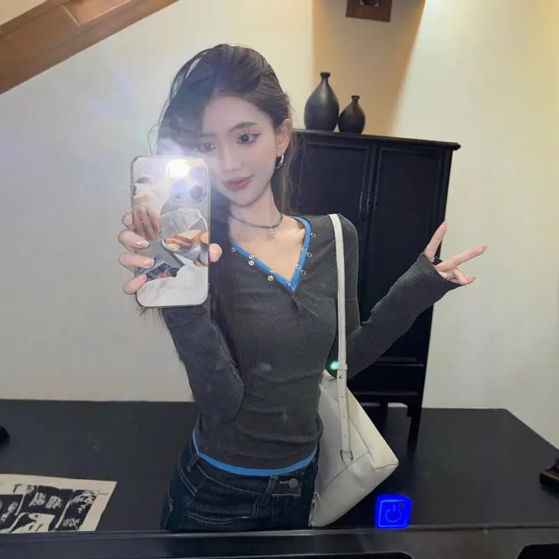 T-shirt a maniche lunghe per auto-coltivazione con scollo a V per ragazza Inizio autunno Nicchia Stile corto Strato base Studente Design Senso Top all'ingrosso