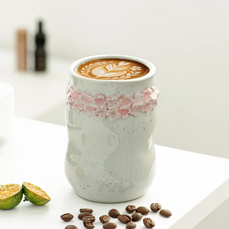 

Японская ретро-тисненая керамическая кружка с цветочным принтом Сакура, дизайн бара, кофейная чашка, грубая керамика, ручная