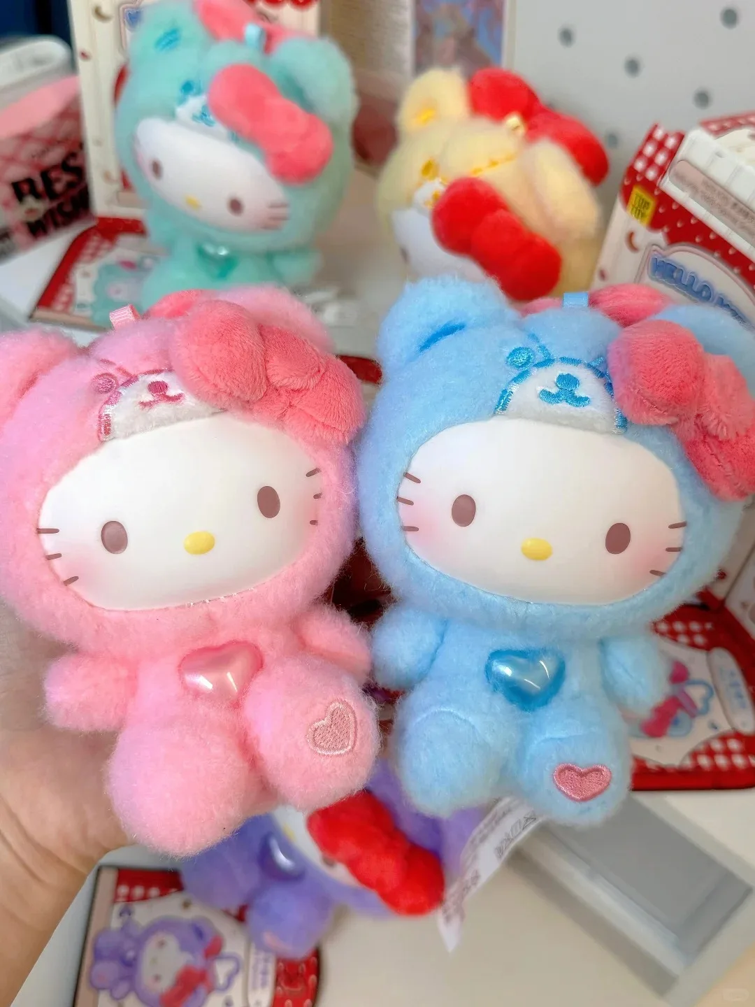 

Новая оригинальная серия Toptoy Hellokitty Teddy, одежда для сна, плюшевая кукла, глухая коробка, милый кулон, украшение, коллекционные игрушки, подарок для девочек
