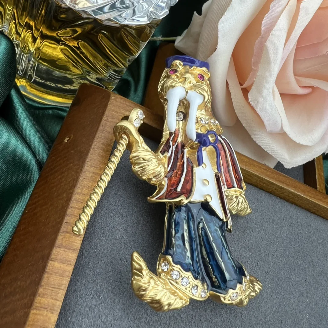 New Creative Seal Sceptre Enmael Middle Pins Brooches For Women Lady Vintage Palace Exquisite Aniamal Badges Suit Office Pines