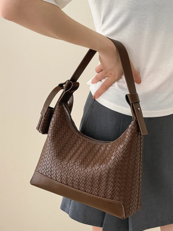 Elegant Woven Pattern Women's Shoulder Bag Stylish Versatile Handheld Crossbody Bag Premium Feel Underarm Bag for Commuting