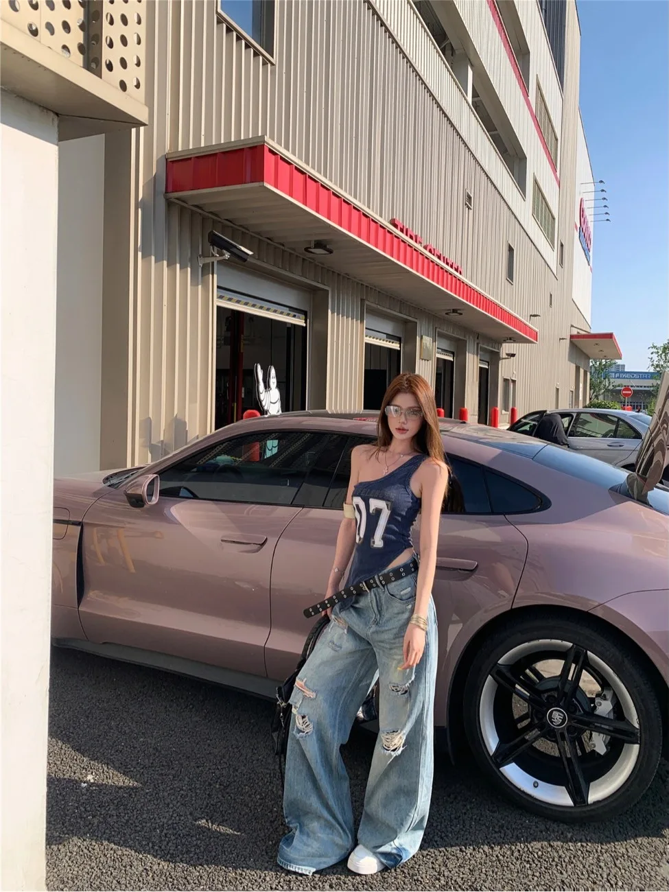 

Американский ретро-комплект: топ с диагональными бретелями и рваные джинсы с широкими штанинами для женщин, летний уличный стиль