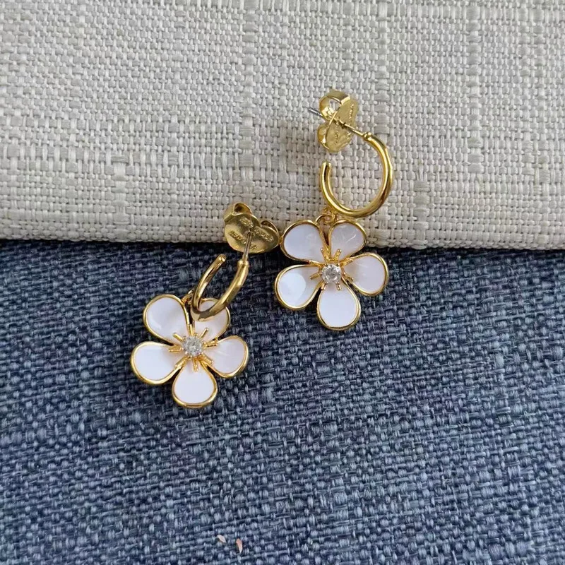 Unieke frisse dagelijkse woon-werkverkeer witte geëmailleerde zoete bloem oorknopjes - stijlvolle elegante sieraden