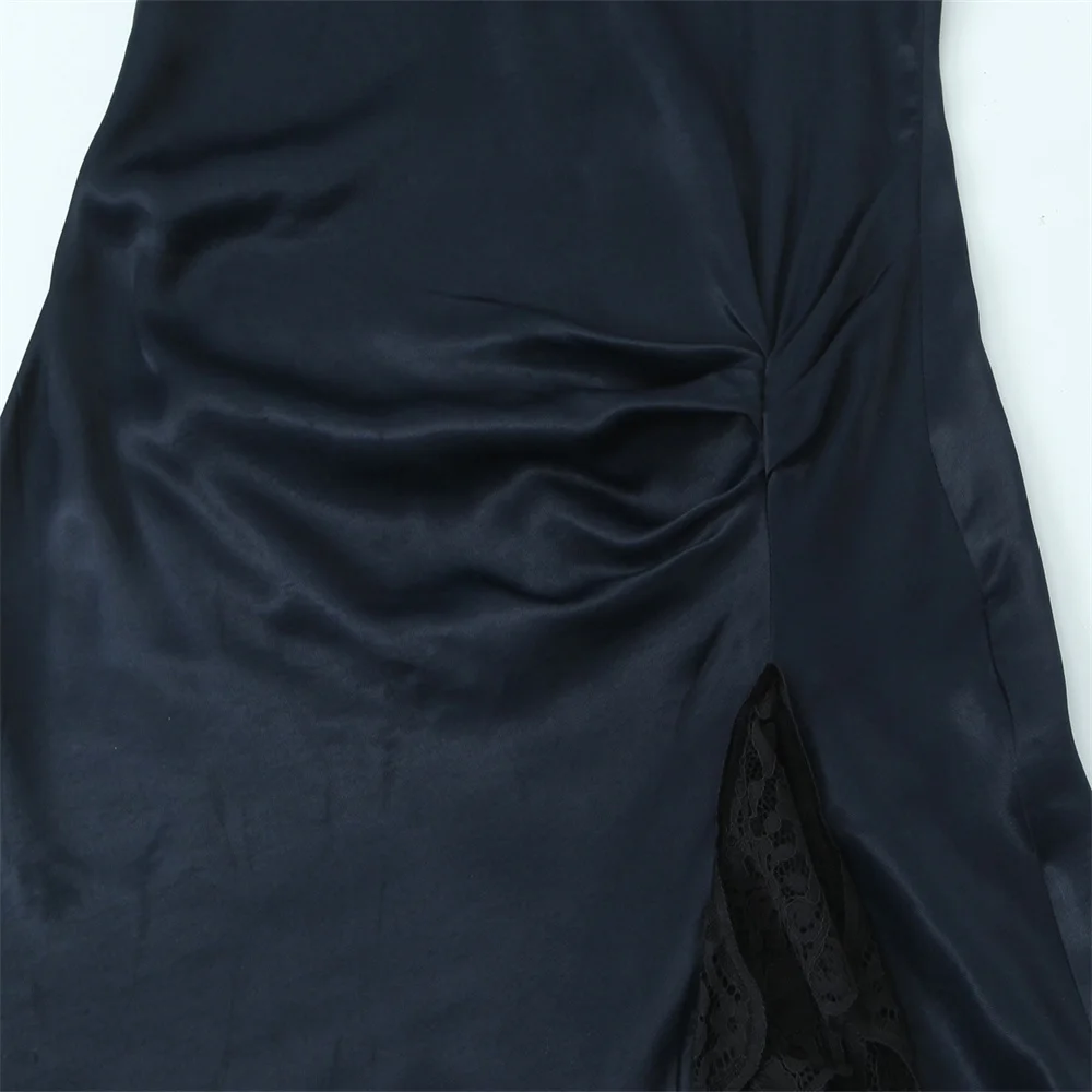 Mini abito invernale con trama in raso con giunture in pizzo alla moda delle nuove donne