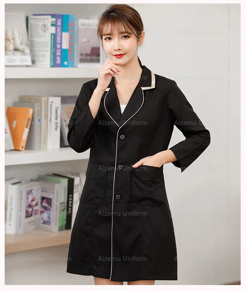 新しい黒の美容師ユニフォーム、美容師ドレス、サロン作業服、スパ作業服ロゴ入りスクラブコート、スパ用白ローブ（実験用）