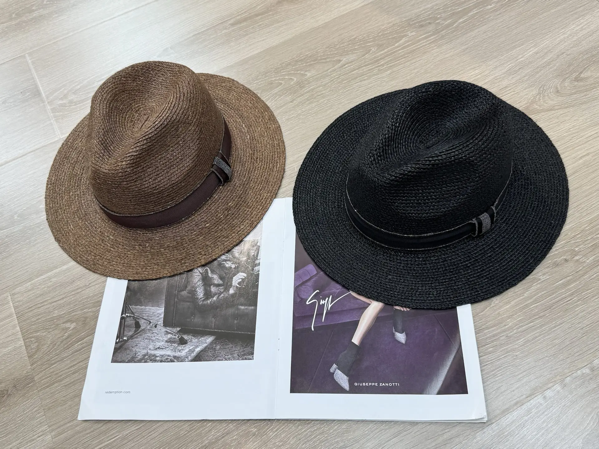 

Высококачественная новая женская соломенная шляпа, джазовая шляпа, модная, универсальная, элегантная, украшенная бисерной цепочкой.