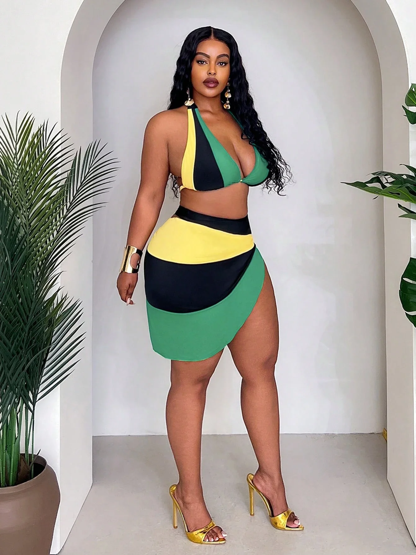 

Комплект бикини больших размеров для женщин: треугольный топ с цветовыми блоками и парео-саронг для пляжного отдыха