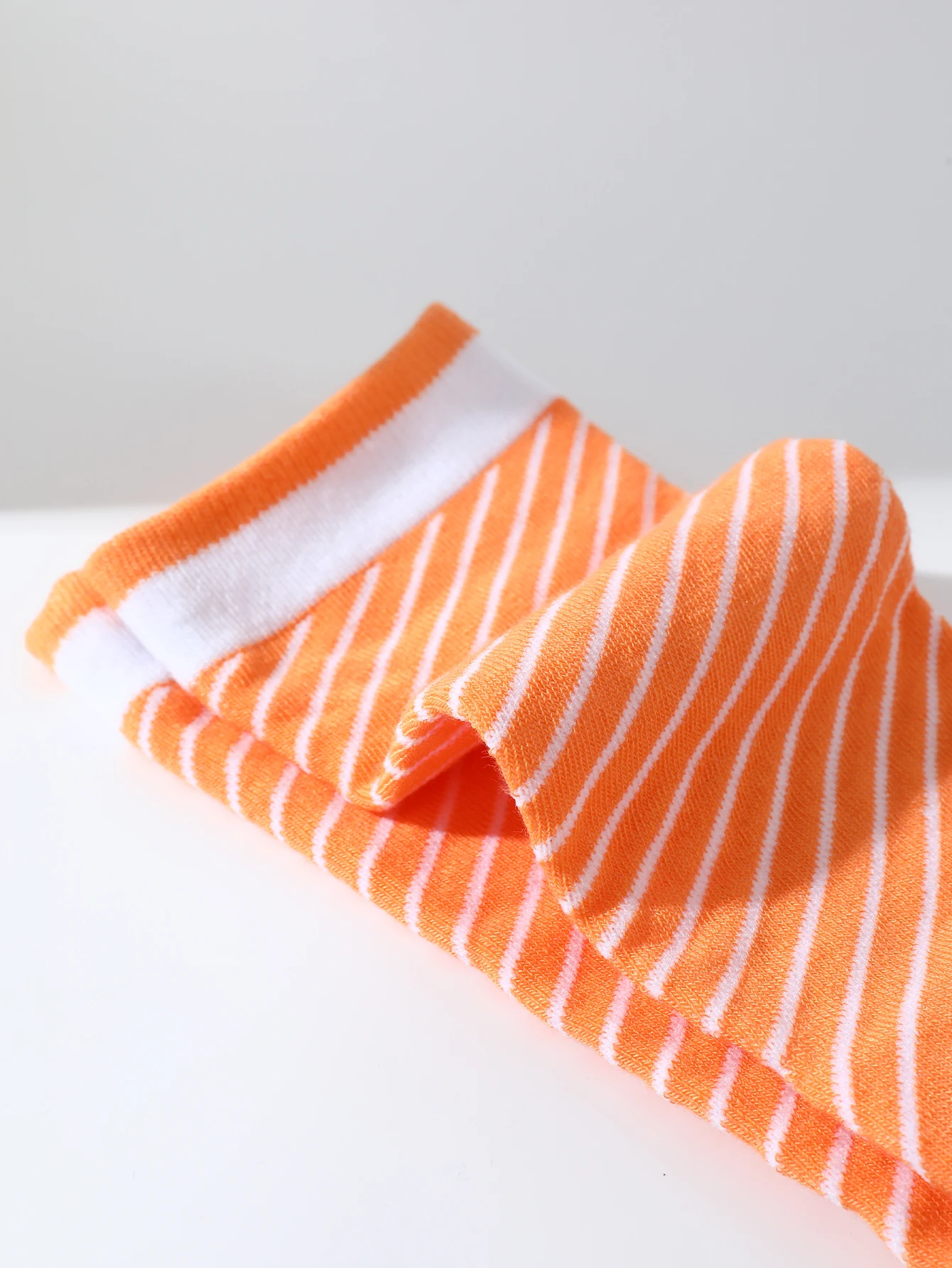 ユニークで創造的なサーモンデザインの男性用と女性用の同じ靴下が 1 組、実用的で興味深いホリデーギフトです。