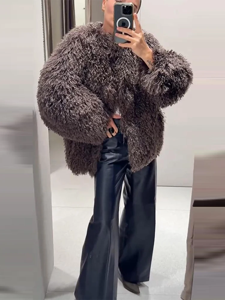 Chaqueta marrón de gran tamaño de piel sintética a la moda con cuello redondo y manga larga con un solo botón y textura borrosa 2025 Otoño Invierno ropa de abrigo informal para mujer