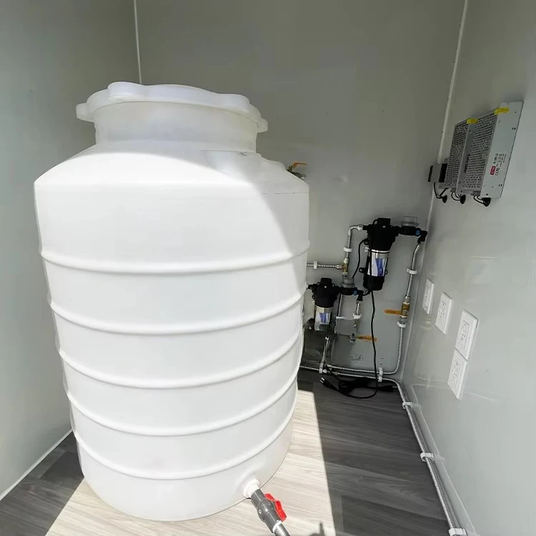 Sanitário Móvel com Sistema Completo de Circulação de Água, Suporte Estabilizador, Tanque Antivazamento, Controle Remoto, para Uso Externo
