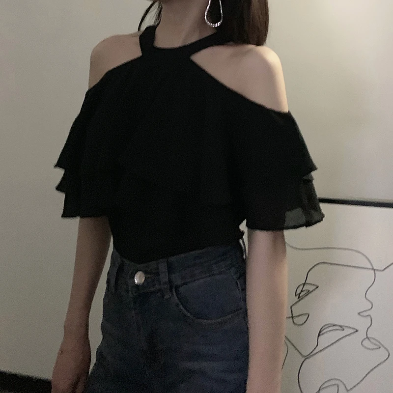 

Женская летняя шифоновая футболка YS с открытыми плечами и вырезом на шее, черная, с дизайнерским акцентом, повседневная