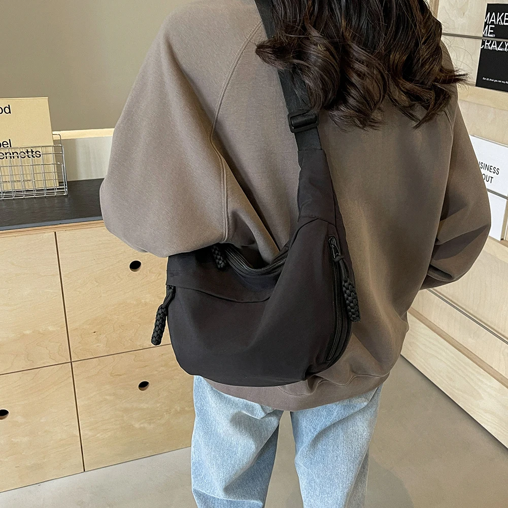 กระเป๋าสะพายแฟชั่นสตรี กระเป๋าหลายช่อง กระเป๋าครึ่งวงกลม ความจุขนาดใหญ่ กระเป๋าสะพายข้างสำหรับใช้ในชีวิตประจำวัน สายปรับได้ กระเป๋าเดินทางกลางแจ้ง