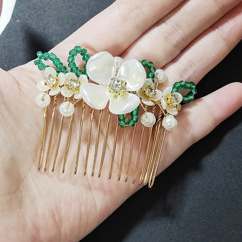 

Ручной работы с белым цветком, свадебные гребни для волос, жемчужный свадебный головной убор для женщин, головной убор, аксессуары для волос для выпускного вечера