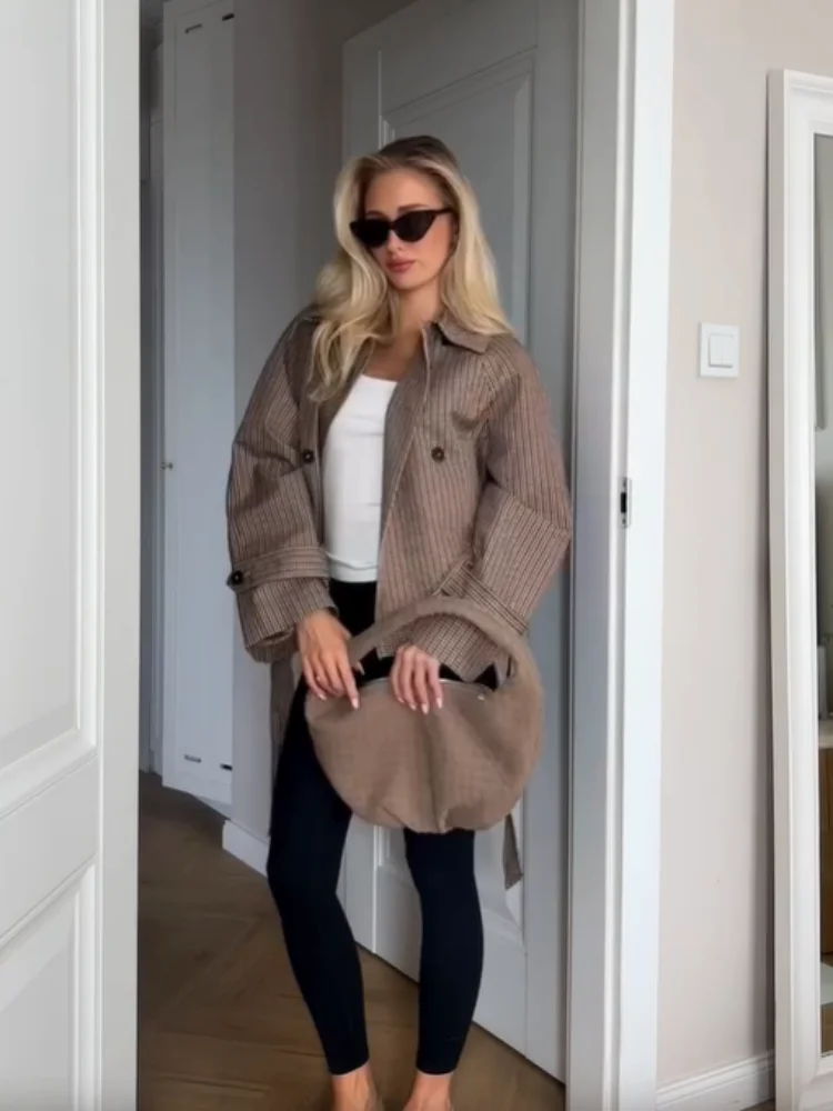 Klassischer karierter kurzer Trenchcoat für Damen, schickes Revers, zweireihig, mit Taillengürtel, langen Ärmeln, Herbst-Windbreaker-Oberbekleidung – Detail 12