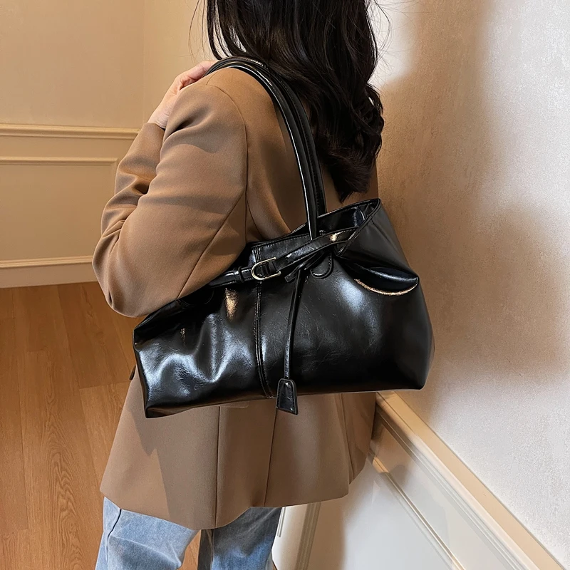 حقائب يد نسائية من Leftside 2025 موضة ربيع فاخرة جديدة للسيدات حقائب يد جلدية فضية كبيرة حقائب كتف عصرية للسيدات #4