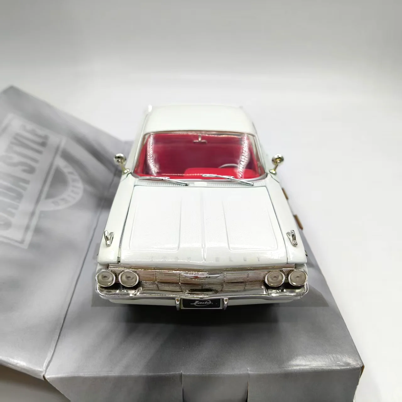 Diecast 1:24 Schaal Jada 1961 Chevrolet Impala Wit Vintage Wiel Legering Model Auto Collectible Toy Gift Souvenir Display Ornament