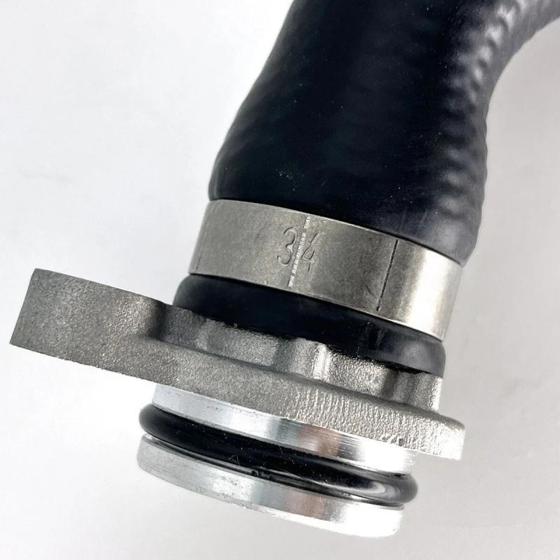 P/N: 11537603514 - خرطوم سخان لسيارة BMW 228i، 320i، 328i، 428i، 528i، X1، X3، X5 (2013-2018)