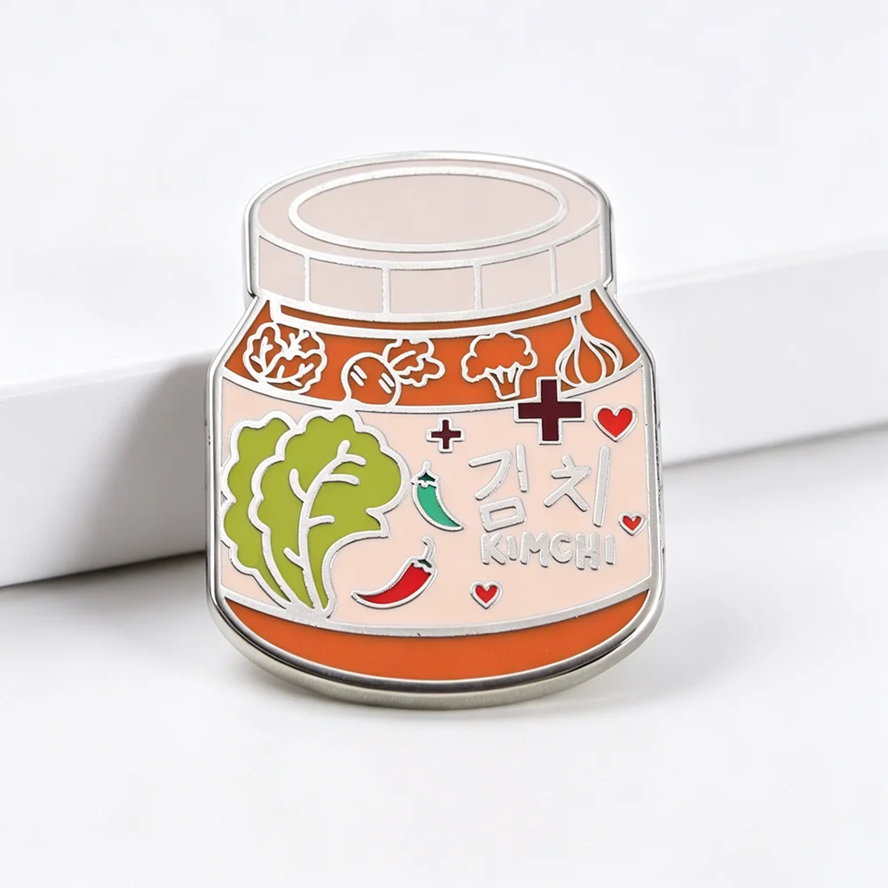 Niedliche Kimchi-Glas-Emaille-Anstecknadel, koreanische Lebensmittel-Brosche, lustiges Kimchi-Abzeichen für Rucksäcke und Kleidung, ein stilvolles Geschenk für Essensliebhaber.