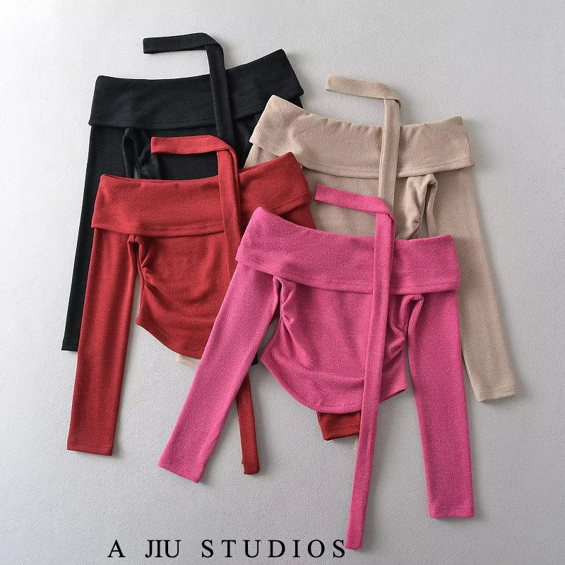 เสื้อไหมพรมแขนยาวทรงเข้ารูป ดีไซน์เปิดไหล่ข้างเดียว แต่งระบายช่วงเอว ช่วยพรางหุ่น ให้ลุคสาวฮอต